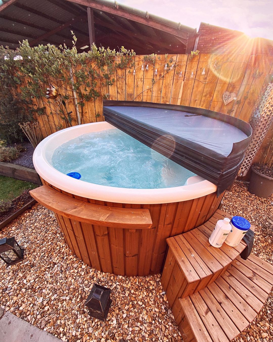 Deluxe Off-Grid Acrylic Hot Tub Package