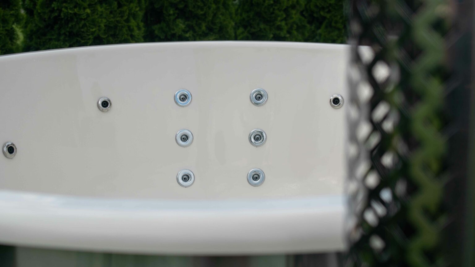 Oak Deluxe Fibreglass Hot Tub with White Liner Royal Tubs