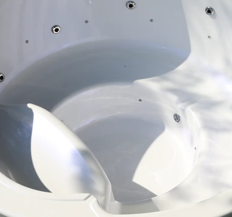 Moulded acrylic hot tub liner with contoured seating